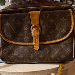 Louis Vuitton Brown Monogram Crossbody Bag 
Vintage  Used needs repair